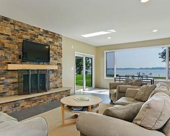 Beachfront 5 Br/ 2 Miles From Cp & Sports Force - Sandusky - Living room