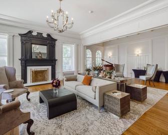 Graystone Inn - Wilmington - Living room