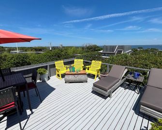 Sweeping ocean views on Sky Walk. Renovated 2023, open floor plan. pets ok - Sayville - Balcón
