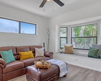 Newly Renovated Luxury Stay - Space Home By Beach & Port - Cape Canaveral - Living room