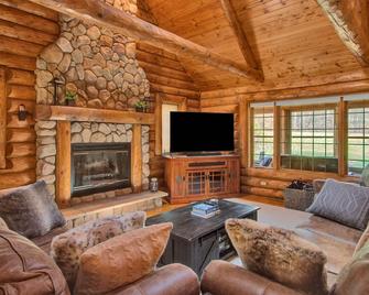 3 Min → 5 Golf Courses ★ Fire Pit ★ Bbq ★ Smart Tv - Nekoosa - Living room