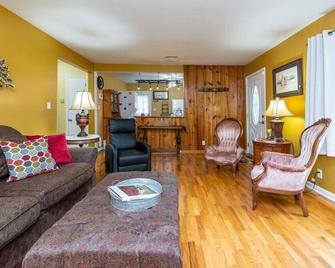 This house is a 2 bedroom(s), 1 bathrooms, located in Georgetown, KY. - Georgetown - Living room