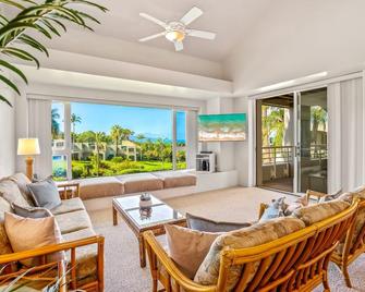 Palms at Wailea 1302! Top Floor Condo with Amazing Garden and Ocean Views! - Kīhei - Living room