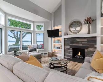 The Luxe Lake House - Charlevoix - Wohnzimmer