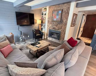 Ground Level Mountain Modern Condo in Vail - In unit Washer/Dryer - Walk to the Lifts in Lionshead - Vail - Wohnzimmer