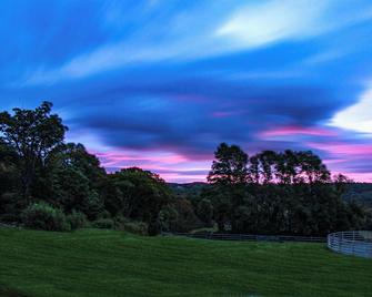 Enchanting farmhouse with a picture perfect view of Mt. Ascutney - Windsor - Outdoors view