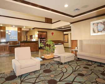 Holiday Inn Express & Suites Vernon By IHG - ורנון - לובי