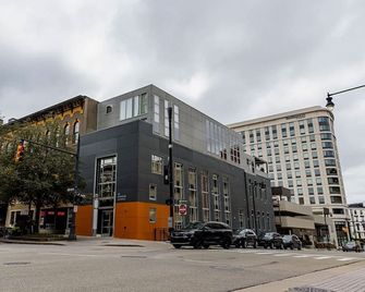 5 King Bed Suites at The Finnley Hotel in DT GR - Grand Rapids - Budova