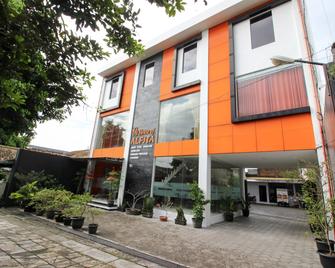 RedDoorz Plus @ Affandi Gejayan - Depok - Edificio