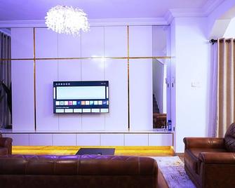 Family-friendly service apartments portHarcourt - Port Harcourt - Living room