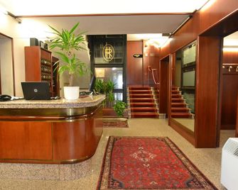 瑞什登絲公寓酒店 - 帕爾馬 - 櫃檯