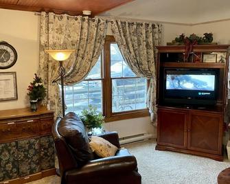 Country living close to town - Buckhannon - Вітальня