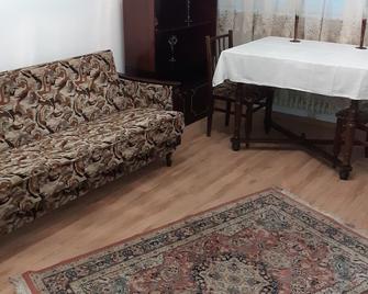 2-Bedroom Apartment in Bucharest near town center - Bucarest - Sala de estar