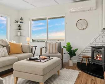 Cozy Coastal Getaway Panoramic Ocean Views - Tokeland - Living room