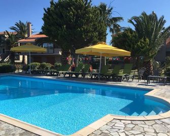 Ariadnes Holiday Accommodation - Evriaki - Piscina