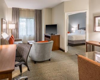 Free Breakfast. Outdoor Pool & Hot Tub. Great For Business Travelers! - Independence - Living room
