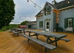 The Outpost Suite 3 - Whimsical Farmhouse Retreat - Berryville - Patio