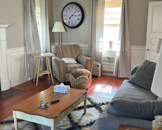 2-bedroom Apartment in Charming Houlton with WiFi, AC - Houlton - Sala de estar
