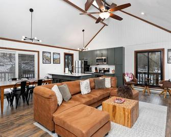 Wintergreen Retreat: Cabin with Hot Tub, Nestled in Woods, Hiking, Game Room - Roseland - Sala de estar