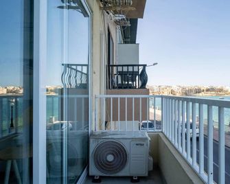 Peaceful Seafront 3BR Apt with Balcony by 360 Estates - Birżebbuġa - Balkon