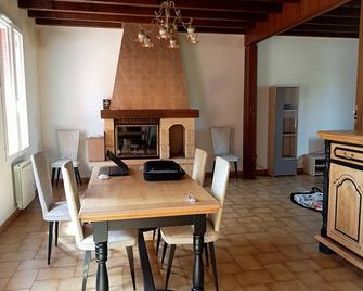 Maison Calme, Terrain Clos Arboré, Jeux de Société et Livres, Animaux Acceptés - Vaux - Comedor
