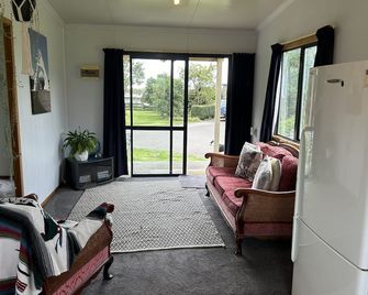 Oakura, Taranaki accommodation for two on Ahu Ahu Road, close to beach & village - Kaitake - Living room