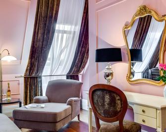 Dom Boutique Hotel - Xanh Pê-téc-bua - Phòng khách