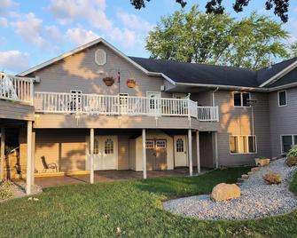 Quiet Country Oasis. Spacious and serene apartment. Gas fireplace, private patio - Fort Atkinson - Building