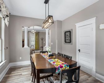 Cozy historic 3BR w/ bridge view! Sleeps 7 - Appleton - Dining room