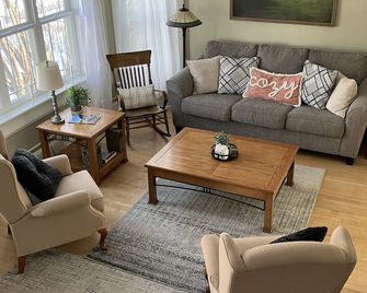 1928 Historic Spacious Victorian Home (Entire House) - Mandan - Living room