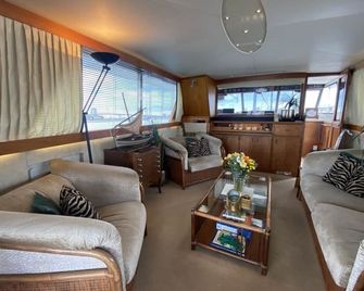 Classic Yacht Nadine in Poole Harbour, Dorset, with a Hot Tub Jacuzzi - Poole - Living room