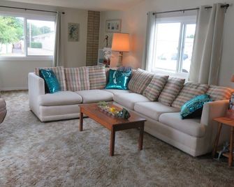 Mermaid Inn - Long Beach - Living room