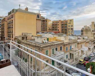 Cosy Paceville Apt with sofabed and Balcony! - St. Julian's - Balcony