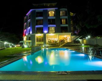 Stunning Large Grand Suite! - Daressalam - Pool