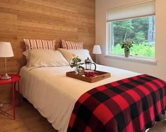 Visit a farm-stay container house on a 30-acre organic forest in Stone Ridge, NY - Stone Ridge - Bedroom