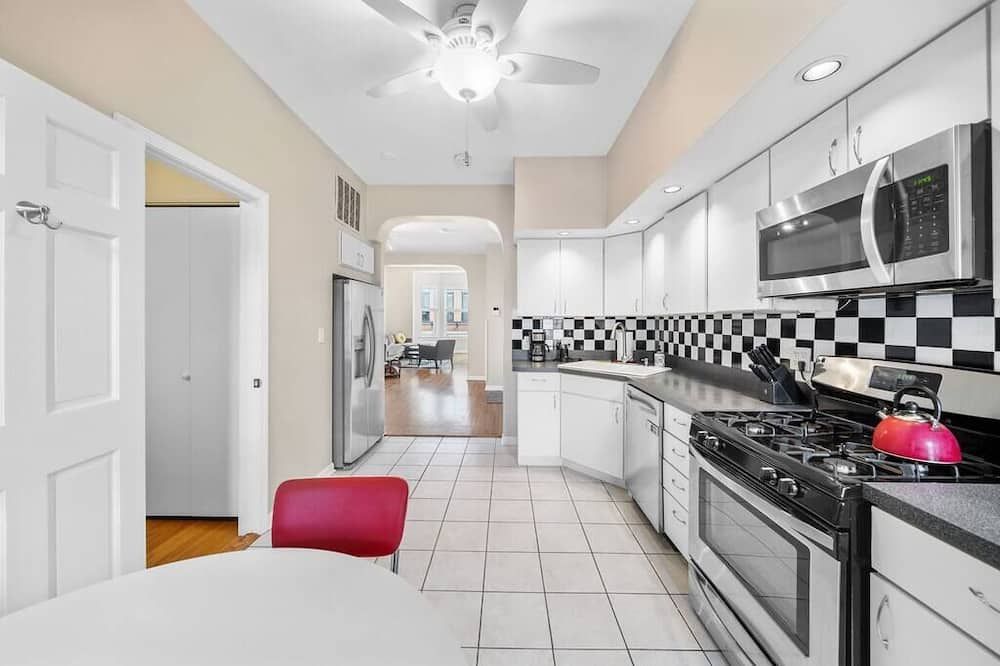 Classic Lincoln Park 2 bedroom condo- parking included - שיקאגו - מטבח