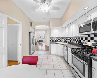 Lincoln Park 2 Bedroom Condo Wmid Century Flair - Chicago - Cozinha