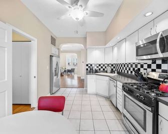 Classic Lincoln Park 2 bedroom condo- parking included - שיקאגו - מטבח