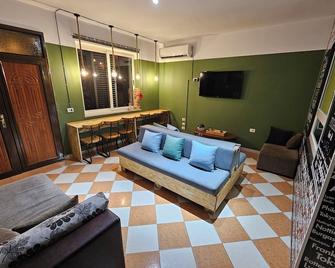 Shkodra Hostel & Day Tours - Shkoder - Sala de estar