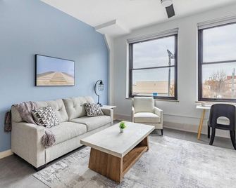 Landing | Amazing 1bd, Courtyard, Gym - Cleveland - Living room