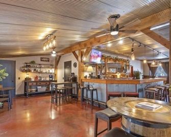 Cozy Romantic Getaway - Cabin on WI River in Wisconsin Dells - Wisconsin Dells - Bar