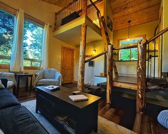 Chalet in the woods guesthouse. - Grants Pass - Σαλόνι