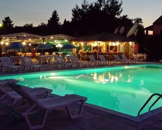 Nikolas Club Apartments - Kavos - Pool