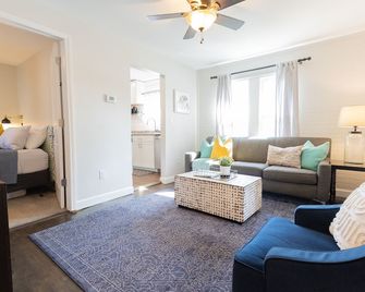 Great for families, 2 full bathrooms. Walkable to Downtown Ferndale. - Ferndale - Sala de estar