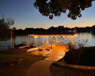 Firefly Cottage - Lakefront Cottage with Huge Dock on Quiet Cove - Granbury