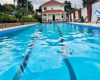 Infinity Hotel Kampala - קמפאלה - בריכה