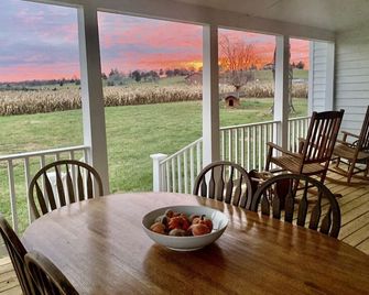 1875 Farmhouse Renovated With A Spectacular View! Summer Specials! - Luray - Balcony