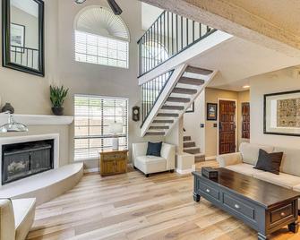 10 Mi to Dtwn Phoenix Villa with Pool Access - Phoenix - Living room