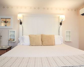 The Charlotte Hotel & Restaurant - Onancock - Bedroom