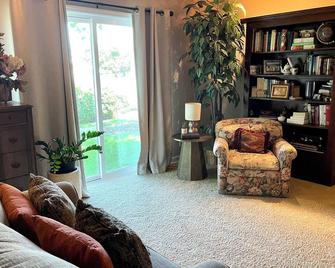 Comfy and Spacious home for your get away! Small town charm!! - Yutan - Pokój dzienny